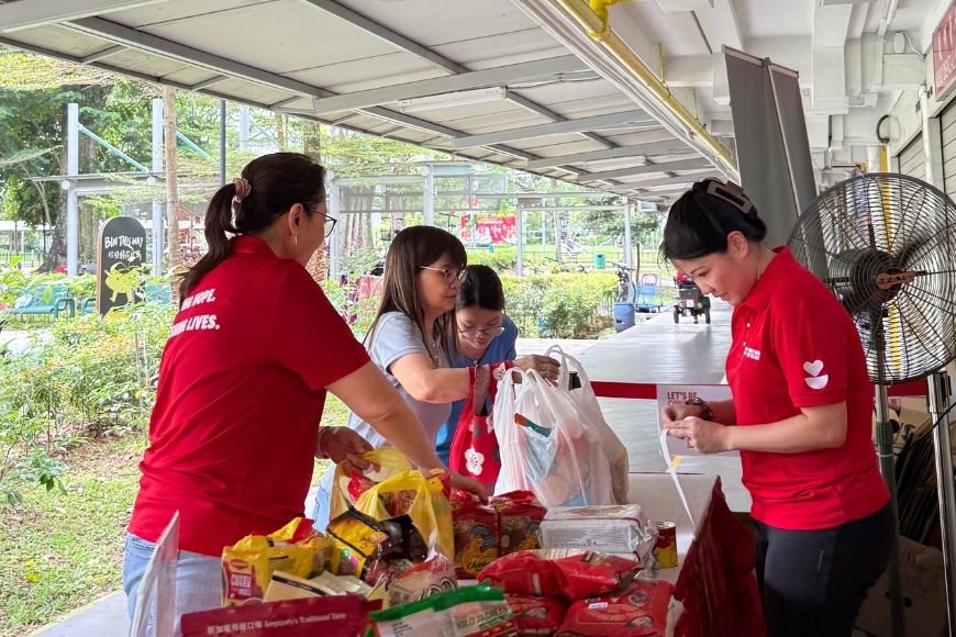 Donors who dropped by with food donations
