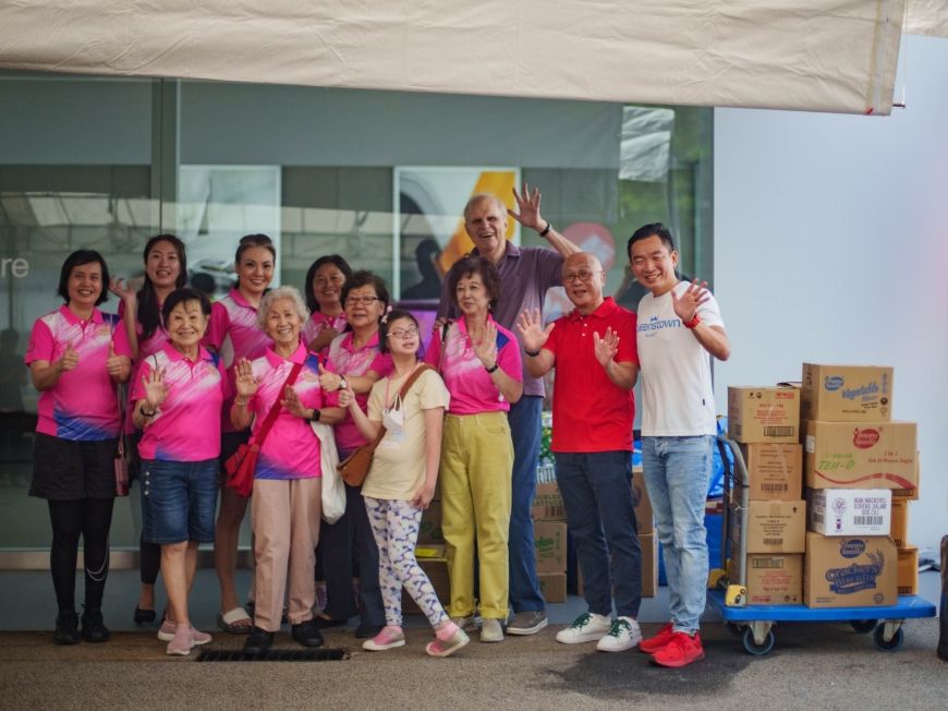 Happy people, helping people